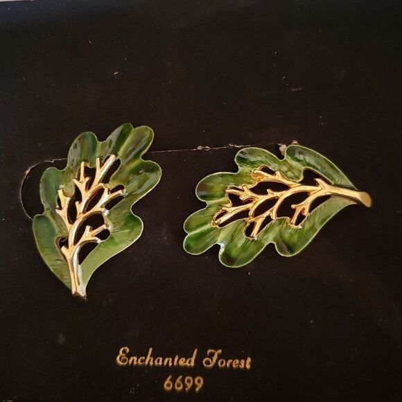 Vintage Signed Sarah Coventry  Goldtone and Green Resin Leaf Clip Earrin… - Picture 8 of 10